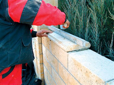 Osadenie kovovej zárubne postup : Murujeme plot z betónových tvaroviek (pracovný postup)