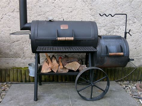 Barbecue rubs are ridiculously easy to make at home and make the perfect homemade present to the barbecue lovers on your list. bbq smokers - Google Search | Bbq smokers, Backyard ...