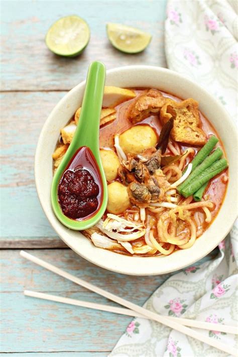 Heat the oil in the wok until it's just starting to smoke, then throw in the curry leaves, cinnamon stick, star anise, cardamom pods and cloves and. Penang Curry Mee yang sedap ! yang lazat ! (With images ...