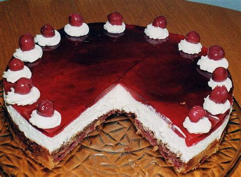 Knackige süßkirschen sind nur für kurze zeit auf dem markt. Kirsch quark sahne torte Rezepte | Chefkoch.de