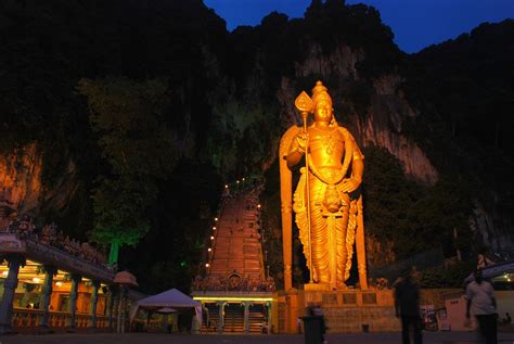 There is quite a lot of parking space for drivers. Batu Caves - Temple in Kuala Lumpur - Thousand Wonders