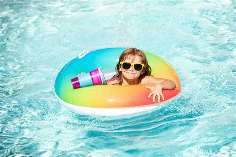 Vacanze Estive Per Bambini Bambino Che Nuota In Piscina Divertirsi A