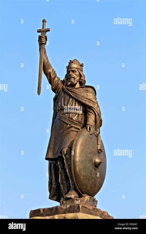 Uk Winchester Bronze Of King Alfred Stock Photo Alamy