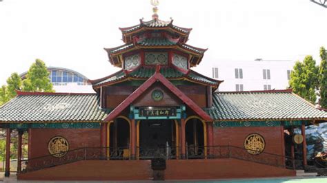 Wisata religi menjadi ikon penting kota jombang. Wisata Religi di Masjid Agung Al Akbar Surabaya dan 3 ...
