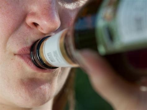 Alkoholpegel abbauen Frauen sind früher wieder nüchtern als Männer