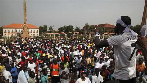 O território guineense abrange 36 125 quilómetros quadrados de área, com uma população estimada de 1,6 milhão de pessoas. Conosaba do Porto: INCONFORMADOS COM CRISE NA GUINÉ-BISSAU ...