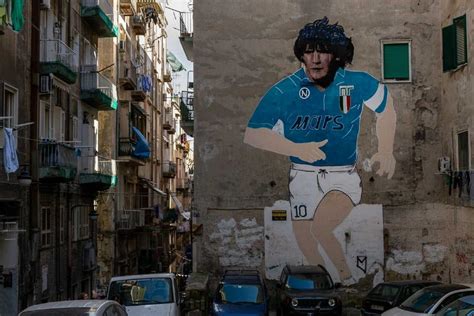 Maradona Re Di Napoli La Storia Dei Murales Diventati Santuari Del