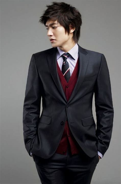 Lee min ho always brought perfume in his bag, because he wanted to be a fragrant guy. Lee Min Ho- check out that hair. :-) | real men dress well ...