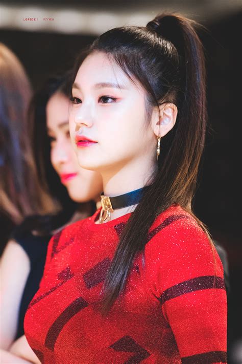 Yeji often drop the things she's holding and even break them. BTS'ten RM ve ITZY'den Yeji, Kıskandıran Boyları Ve Vücut ...