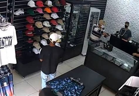 Vídeo Comerciante Reage A Assalto E Mata Três Bandidos Sbt News
