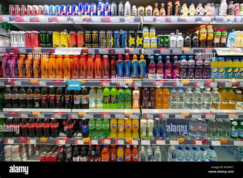 Dulces Y Bebidas Gaseosas En Venta En Un Refrigerador En Un Supermercado En El Reino Unido