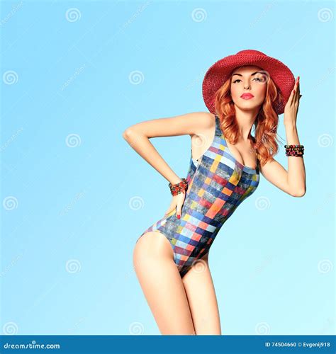 Art Und Weise Vorbildliche Frau Des Pinup Im Badeanzug Sommer Stockfoto Bild Von Baumuster