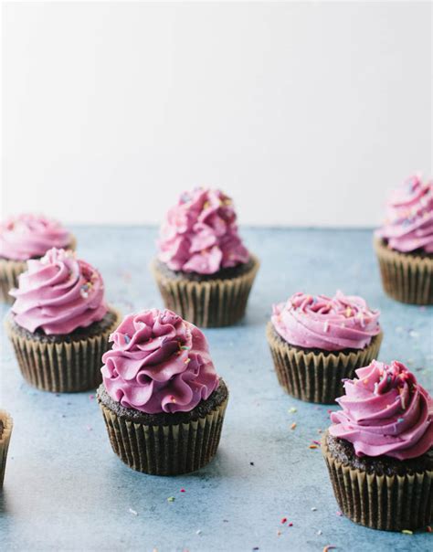 You can also switch up decorating supplies and use tip 2a or tip 2d for a different look and texture. Four Ways to Frost a Cupcake with a Wilton 1M Tip | The ...