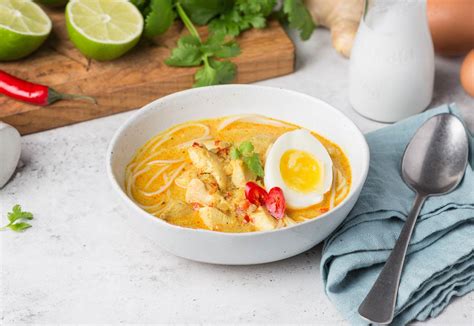 Рецепт блюда Азиатский суп с курицей и рисовой лапшой по шагам с фото и
