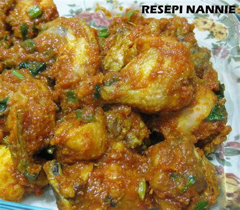 Resepi ayam masak merah yang ini diambil dari blog ana suzana yang dipelajari dari ayahnya yang merupakan seorang tukang masak bagi majlis kenduri kawin yang tersohor di kampung beliau. RESEPI NANNIE: AYAM MASAK MERAH