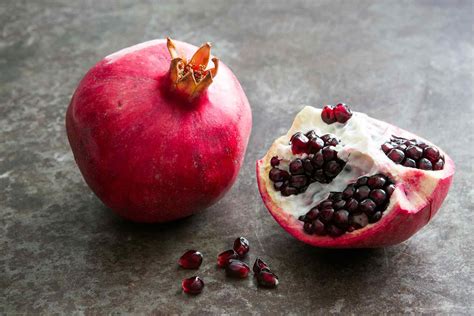 How to Eat a Pomegranate {Guide with Pics}
