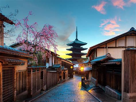 Located in the kansai region on the island of honshu, kyoto forms a part of the keihanshin metropolitan area along with. Kyoto's Gion district yields heritage gems and ryokan charms