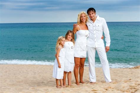 Familia En Blanco En La Playa Imagen De Archivo Imagen De Gente