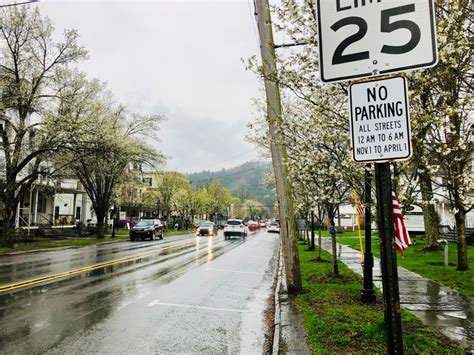 A Street Sign That Says Limit 25 No Parking