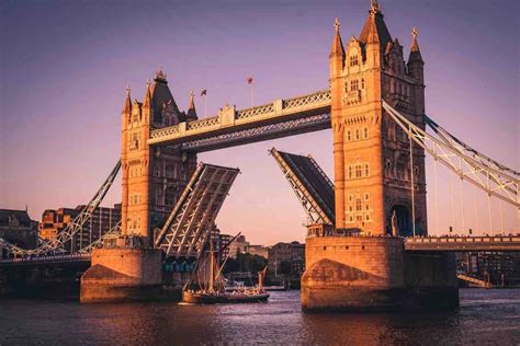 Once at tower bridge one has the option of returning to sunrise point or continuing on farther around the fairyland loop (8 miles / 12.8 km total). Tower Bridge -Londra Köprüsü - Southwark - Kule köprüsü