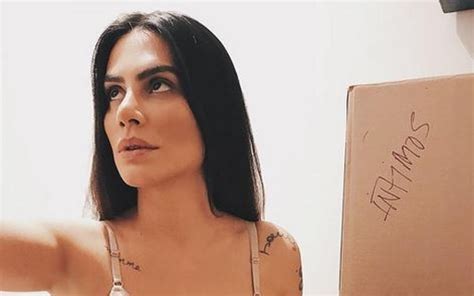 No Espelho Cleo Pires Mostra Tatuagens Em Selfie De Sutiã Vogue Gente