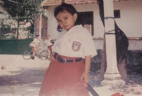 Di rumah ini juga terpajang foto lisa bersama kakek, nenek serta ibundanya. Kekeyi Unggah Foto saat Masih SD, Netizen: Ternyata Sudah ...
