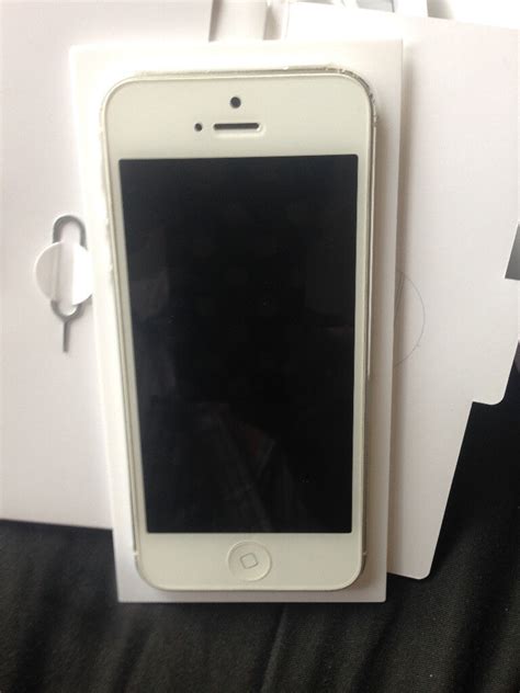 Good Condition Iphone 5 White 32gb And Unlocked In Mansfield