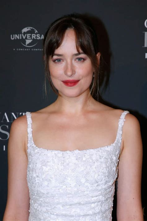 49 dakota johnson sexy pictures will hypnotise you with her beauty the viraler