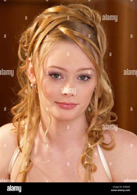 Porträt Der Jungen Blonden Frau 18 Jahre Alt Mit Aufwendigen Frisur Stockfotografie Alamy