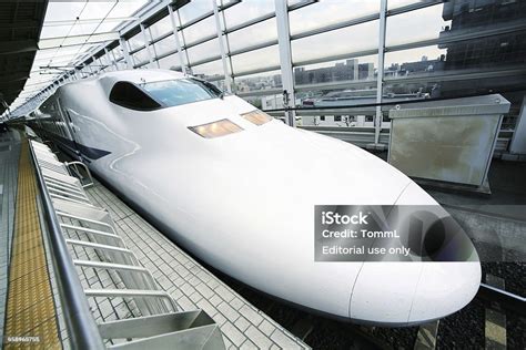 Kereta Peluru Shinkansen Di Stasiun Kyoto Jepang Foto Stok Unduh