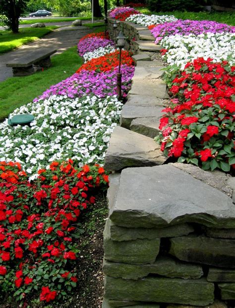 The beauty of large flower beds is the infinite opportunity to play with texture and color. 10 Flower Bed Ideas That'll Make Your Yard Look Like ...