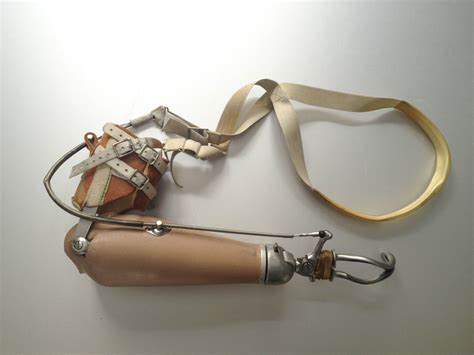 Vintage Prosthetic Arm With Hook Right For Sale