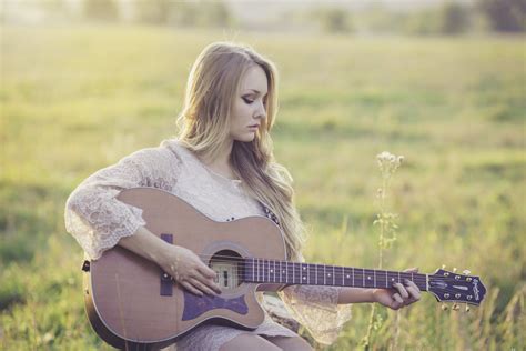 图片素材 草 女孩 女人 原声吉他 仪器 音乐家 淑女 声学 外 美容 美丽 吉他手 拍照片 西部国家 乡村