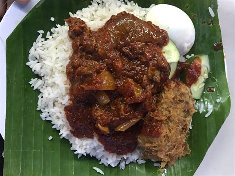 Nasi lemak may not be the healthiest of dishes, but nasi lemak antarabangsa kampung baru is attempting to overcome that hurdle by whipping up coconut rice with a reduced fat content. 12 Nasi Lemak Sedap Kuala Lumpur WAJIB Pergi 2017!