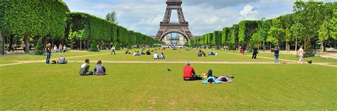 Una fiesta popular con exhibición de breakdance frente a la torre eiffel y hasta un astronauta tocando acordes de la marsellesa con un saxofón desde el espacio: Campo de Marte - El jardín situado a los pies de la Torre ...