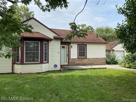 1335 N Ives Ave Burton Mi 48509 Mls 2200073068 Redfin