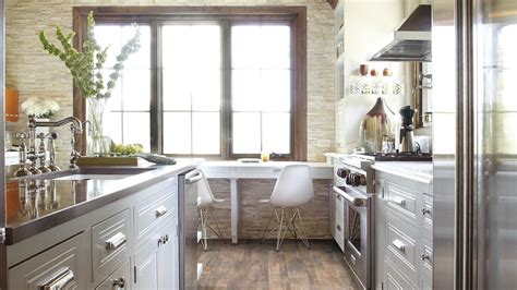 Smudges and footprint were noticeable. How to Clean Laminate Floors: 11 Do's and Don'ts ...
