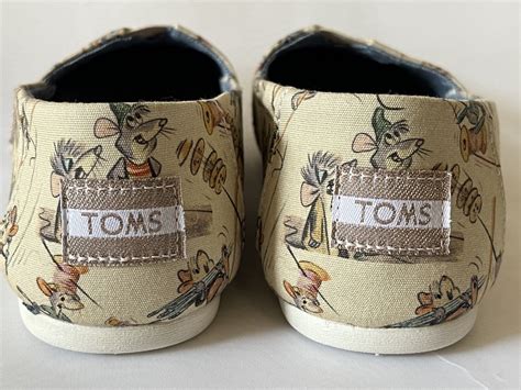 disney x toms gus and jaq printed canvas flat slip on shoes women s 5 5 taupe ebay