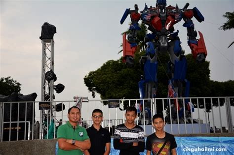 È un luogo popolare per la comunità locale per esercitare e giocare a calcio. Penang Street Art 2015 : Transformers Serang Padang Kota!
