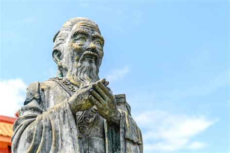 Closeup Ancienne Statue De Confucius Photo Premium
