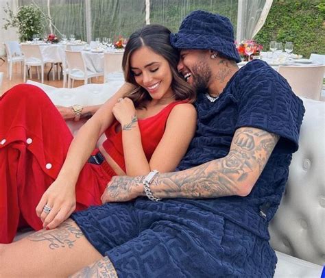 Neymars Kiss With Bruna Biancardi On His 31st Birthday Is He Dating