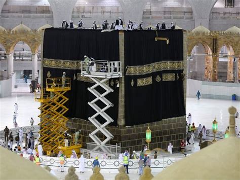 Saudi Arabia The Holy Kaaba Gets A New Kiswa Saudi Gulf News