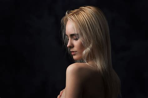 Baggrunde ansigt Kvinder model portræt blond Enkel baggrund langt hår Bare skuldre