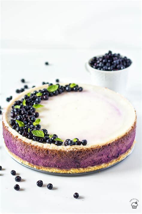 The sour cream topping adds an extra dimension of flavor to these cheesecake cupcakes decorated with little bunches of white, pink, and red currants. Čučoriedkový cheesecake z kyslej smotany