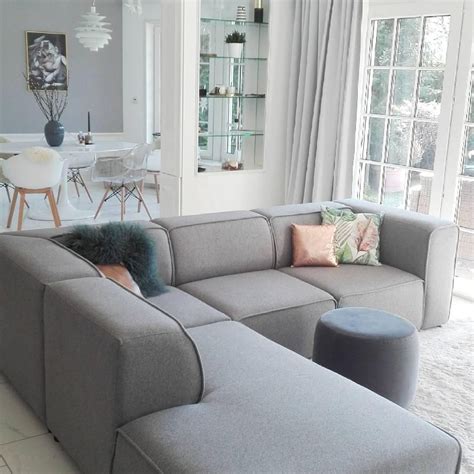 The carmo sofa by boconcept features classic minimalism with a few subtle, characteristic elements such as piping along the edges. @lifetime.adventure11 lebt den skandinavischen Wohntraum ...