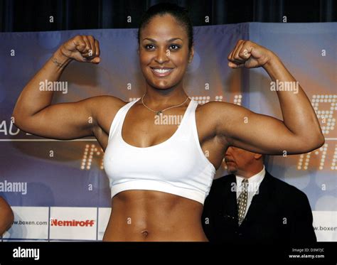 Dpa Us Boxing World Champion In Super Middleweight Laila Ali Flexes Her Bicepts And Smiles