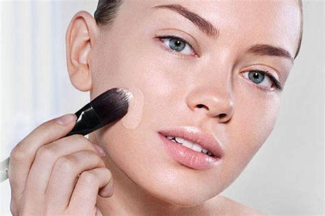 Consejos Para Aplicar La Base De Maquillaje Y Disimular Las Arrugas