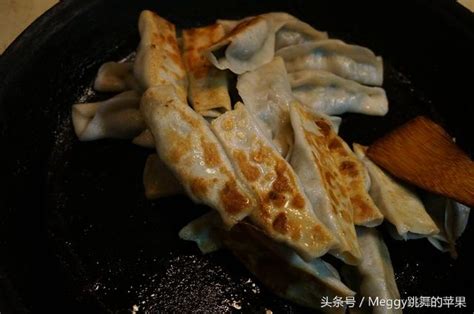 豬肉韭菜餃子兩邊開口不漏湯！脆底鍋貼，新手也能做，您來試試！ 每日頭條