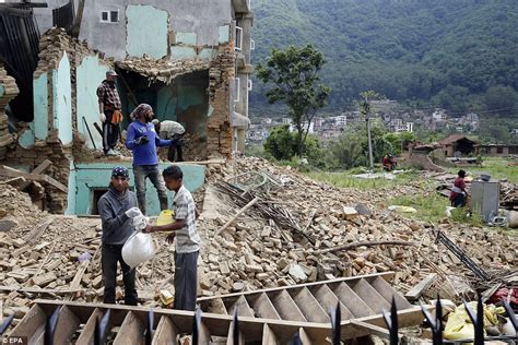 Hundreds Of Birds Filled The Sky As Earthquake Hit Nepal S Kathmandu Daily Mail Online