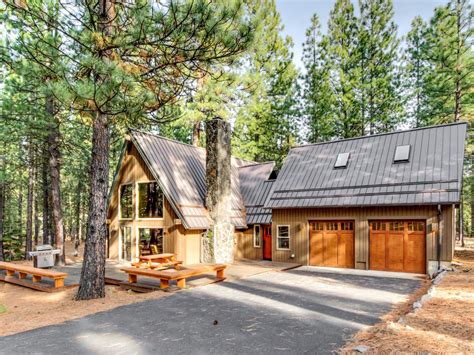 Rental cabins in oregon are often located right next to the beach or a pristine lake. Woodland Cabin Rental in Sisters, Oregon